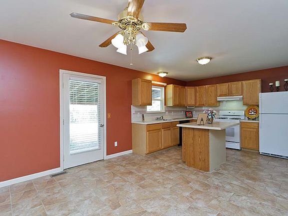 Nice eat-in kitchen.