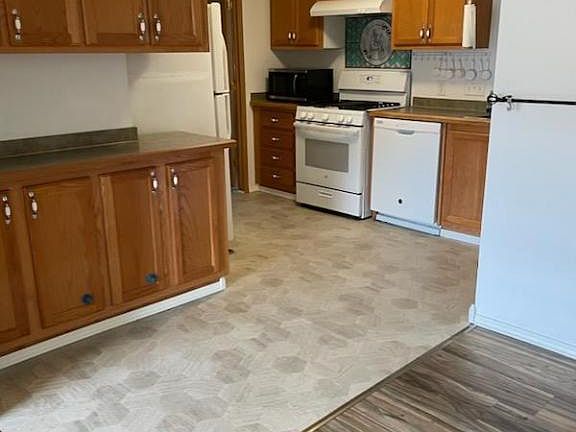 3rd image of 132 1/2 W Zimmer Dr