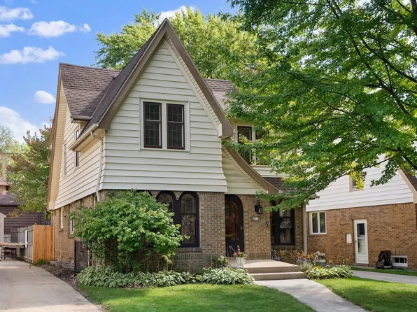 4718 North Woodburn STREET, Whitefish Bay, WI 53211