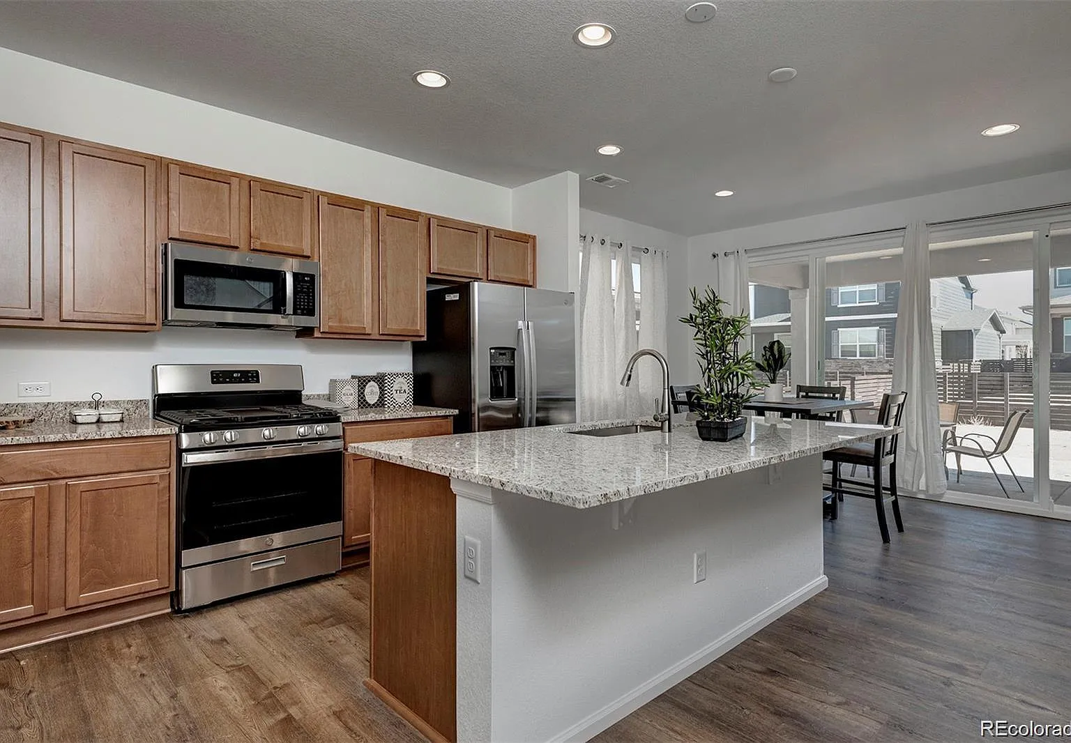 3 bed, 2.5 bath, 1875 sqft, $3,300 — Photo 3