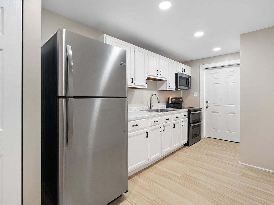1st image of 548 Ridge Ave Unit 3