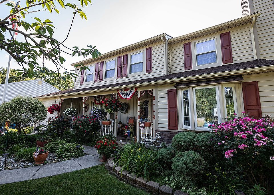 2nd image of 658 Autumn Crest Dr