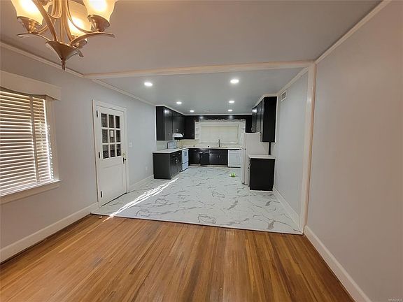 3rd image of 123 Brantwood Dr