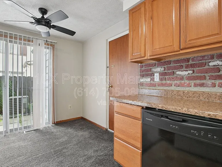 2523 Burgandy Ln — Photo 8