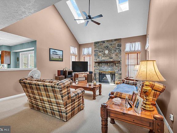 5th image of 54 Red Bank Dr
