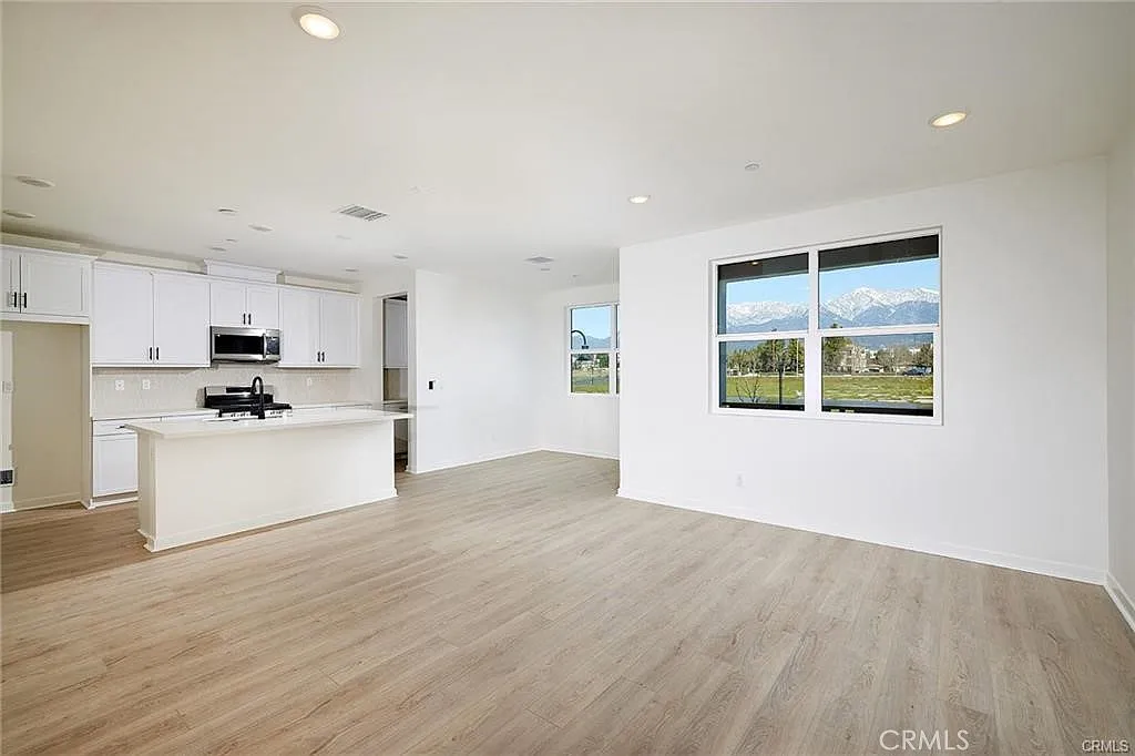 3 bed, 3.5 bath, 1596 sqft, $3,400 — Photo 3