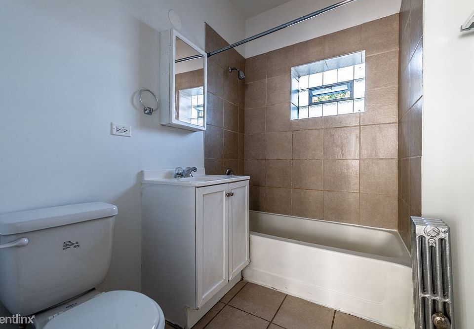 6923 S Indiana Ave Apartments Chicago Bathroom_01 - Copy