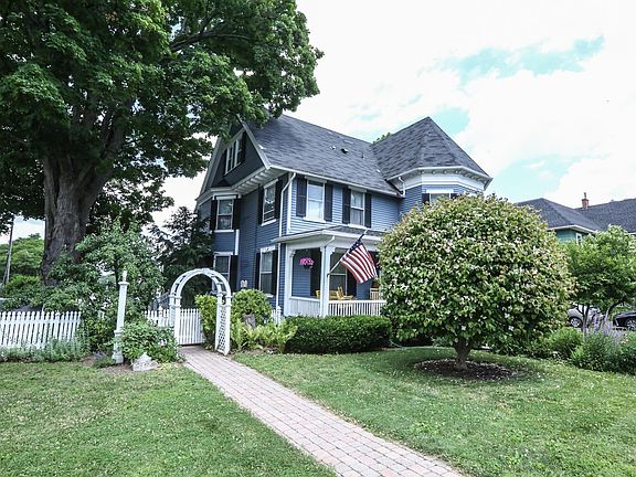 3rd image of 11 Pleasant St