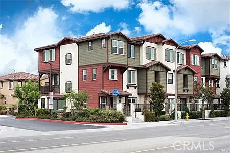 3 bed, 2.5 bath, 1855 sqft, $4,000 — Photo 2