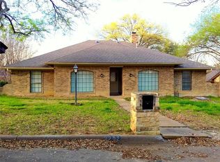 2202 Greenbriar Ct, Grand Prairie, TX