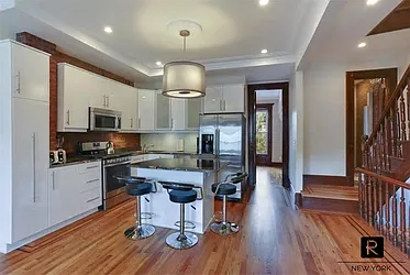 Rented by R New York