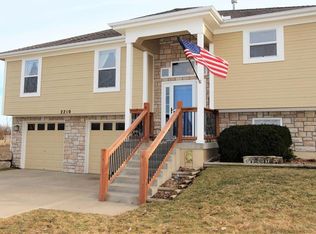 2210 Rock Creek Dr, Tonganoxie, KS 66086