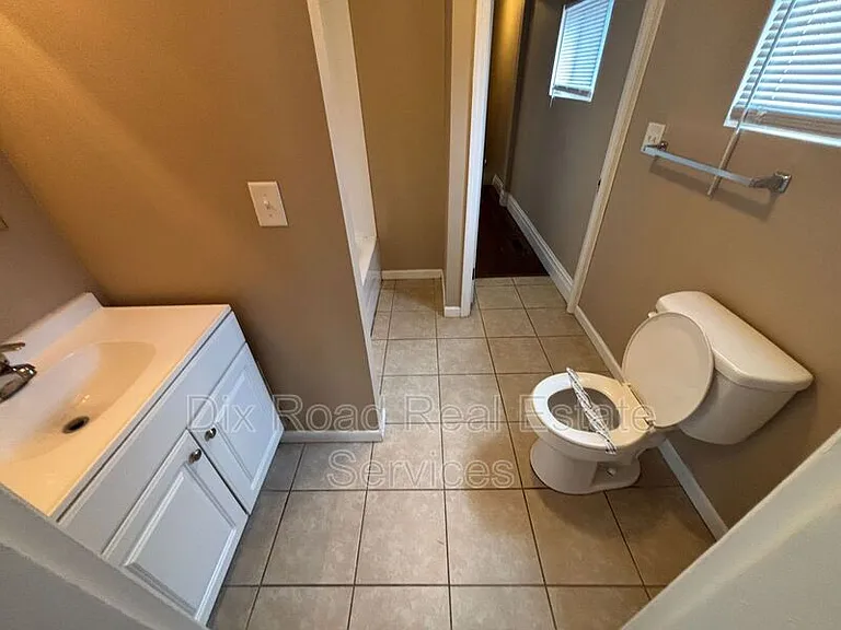 411 Millikin St — Photo 30