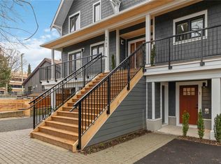 1789 Emerson St #4, Victoria, BC V8R2C2