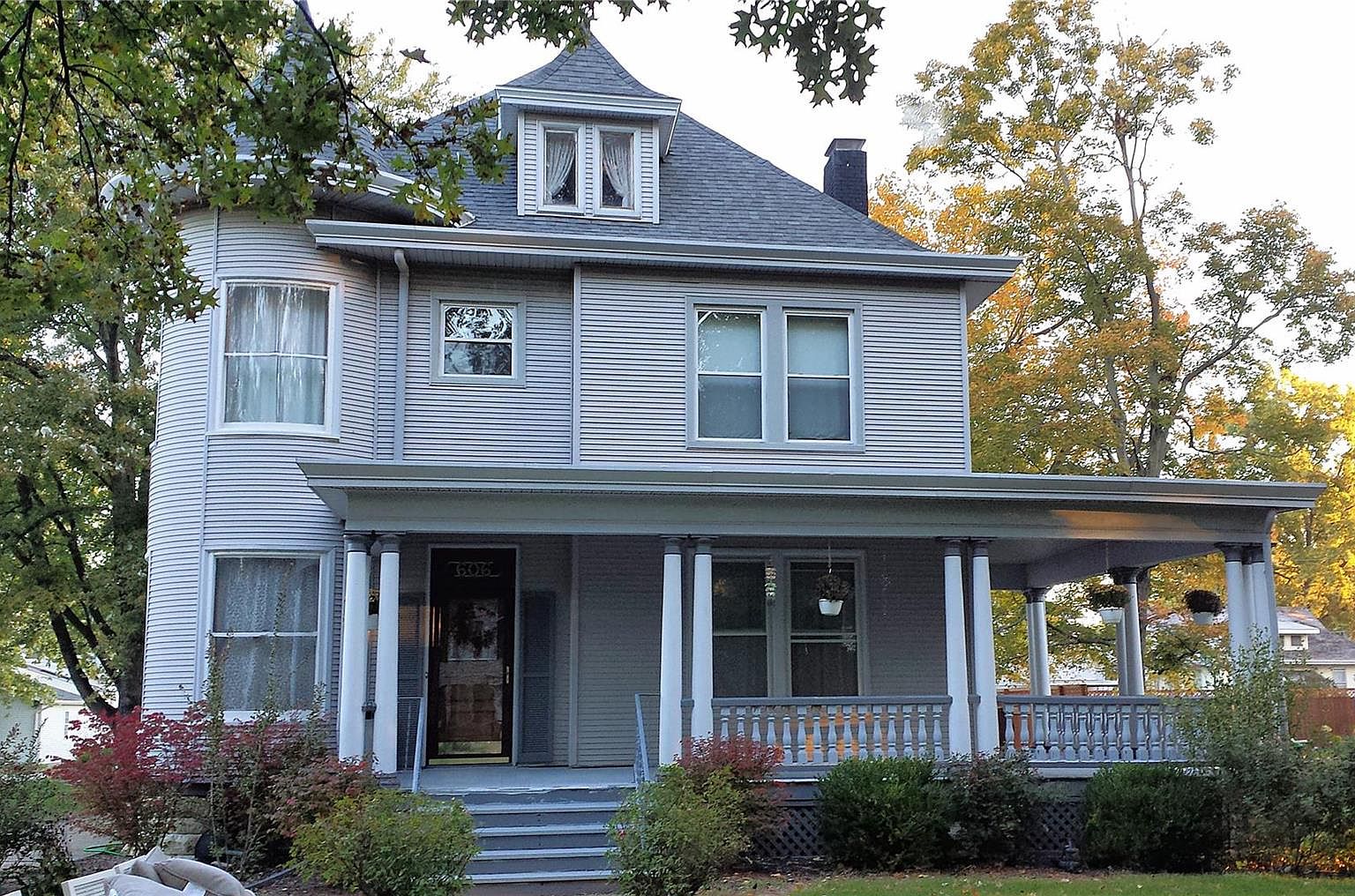 606 E Main St, Carlinville, IL 62626 | Zillow