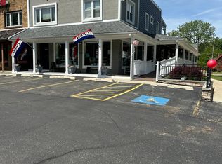 545 Valley View Dr APT B, Fontana, WI 53125