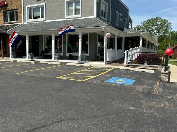 545 Valley View Dr APT B, Fontana, WI 53125