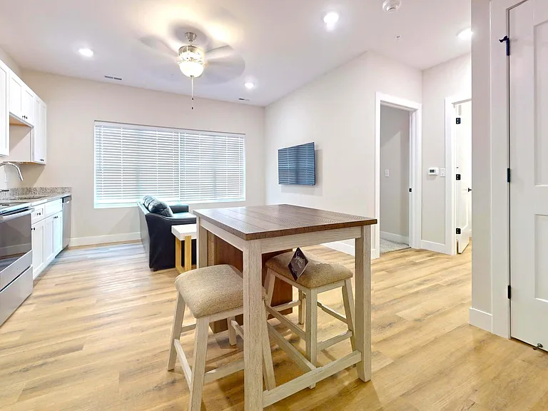 305 W Washington St — Photo 9