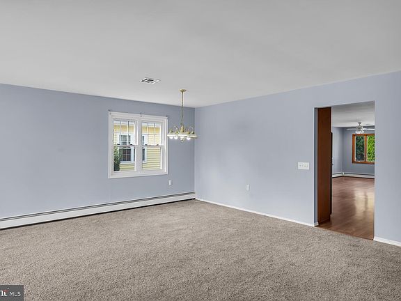 4th image of 8 Manitoba Ct