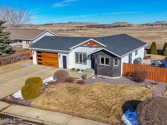 3rd image of 957 Eaton Dr