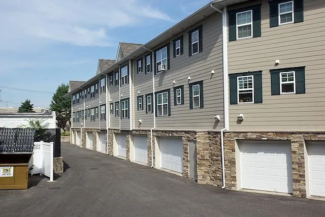 Fairfield Courtyard at Farmingdale — Photo 8