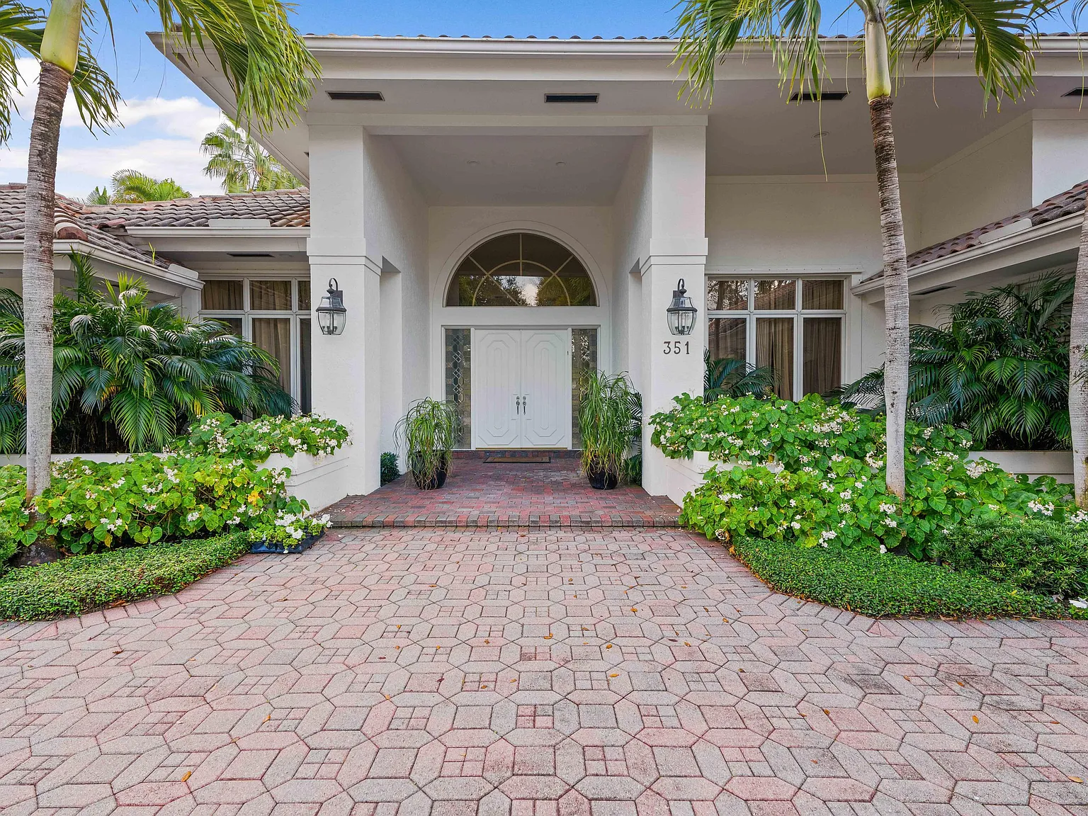3 bed, 4.5 bath, 4775 sqft, $17,000 — Photo 3