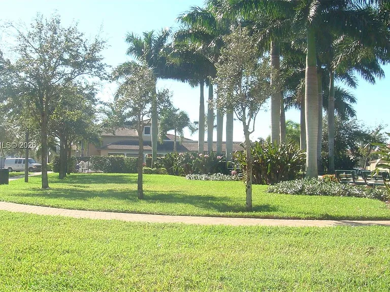 917 SW 147th Ave #2006 — Photo 30