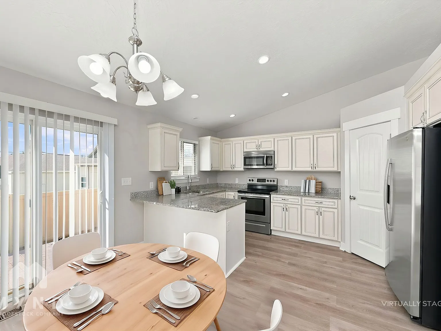 5 bed, 3.0 bath, 2814 sqft, $2,575 — Photo 3