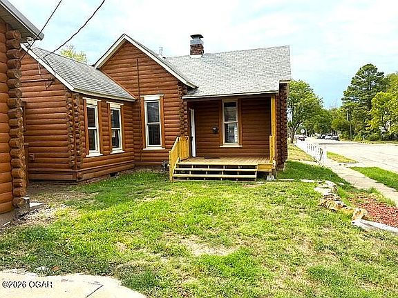 3rd image of 816 W 3rd St