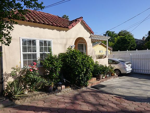 2nd image of 2932 Gleneden St