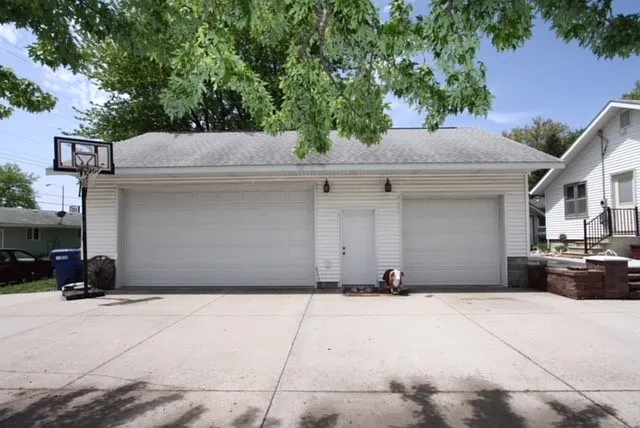 5 bed, 2.5 bath, 2059 sqft, $2,200 — Photo 2