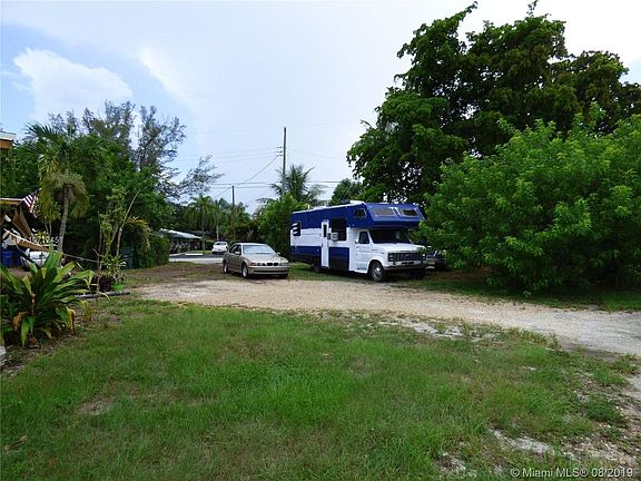 2nd image of 1015 NE 39th St