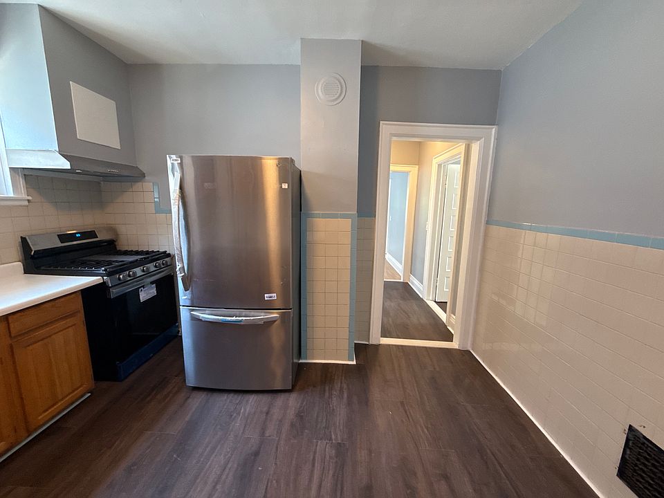 Kitchen with refrigerator, gas oven stove and range hood