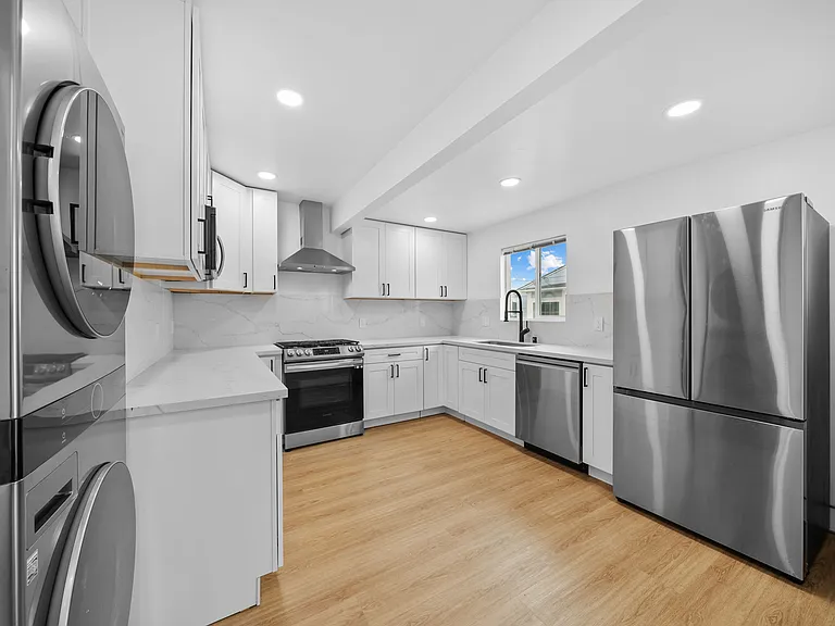 3033 Oliphant St — Photo 2