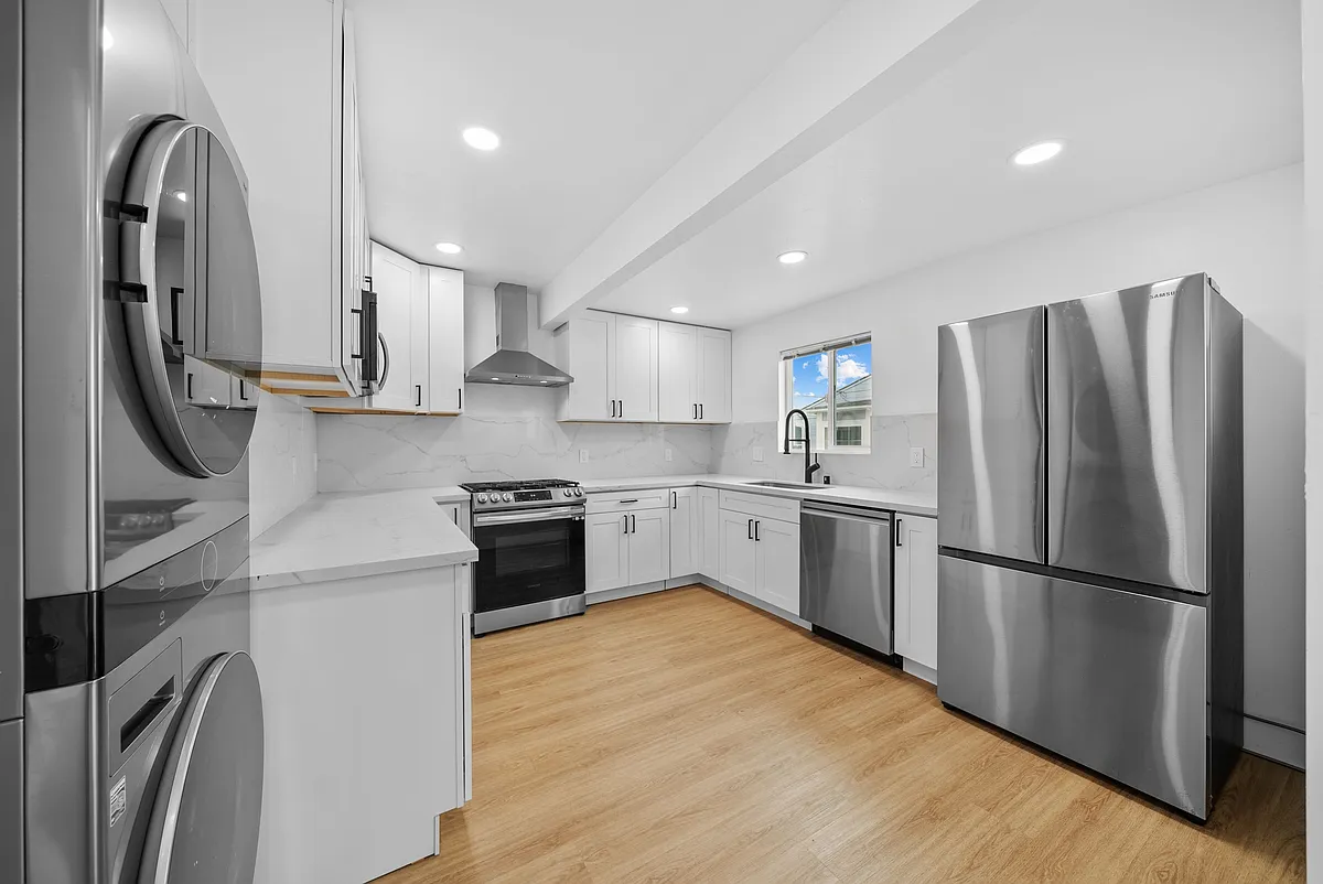 Building Photo - 3033 Oliphant St