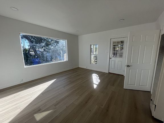 4th image of 236 Willowbrook St