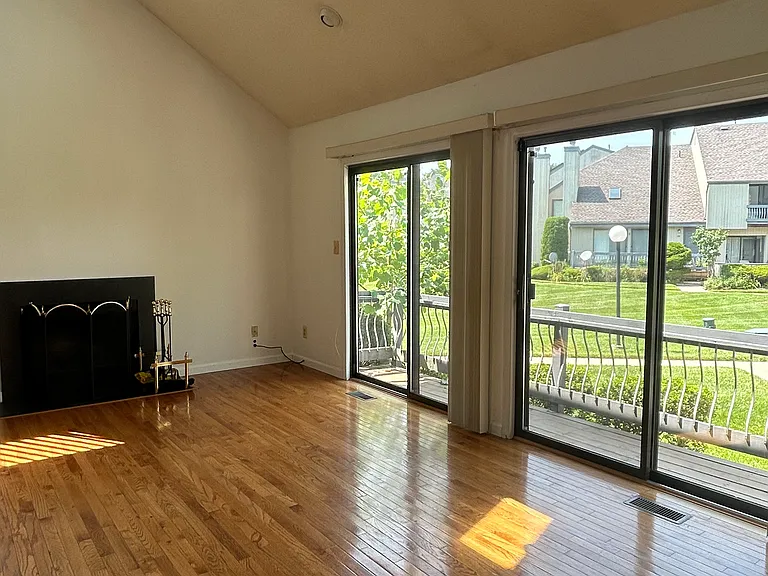 28 Spencer St #213 — Photo 10