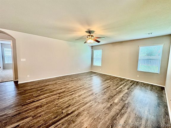 4th image of 2810 E Pittsburg St