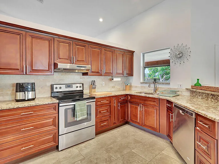 13805 Sheffield St — Photo 8