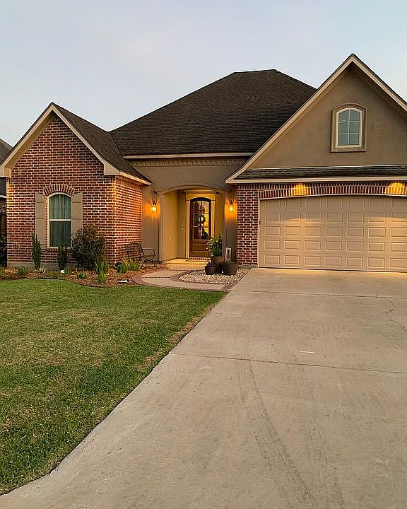 1st image of 304 Oak Hill Ln