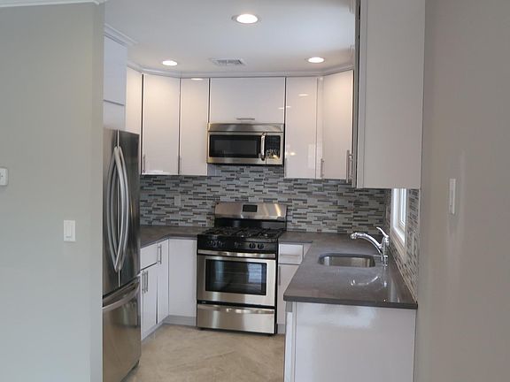 2nd image of 20 Mohegan Ave Unit B
