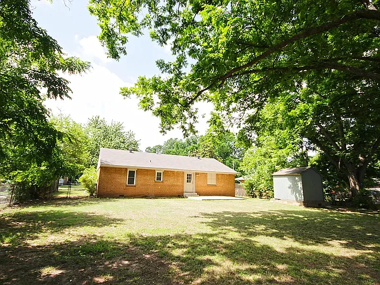 1205 W Brooks St — Photo 22