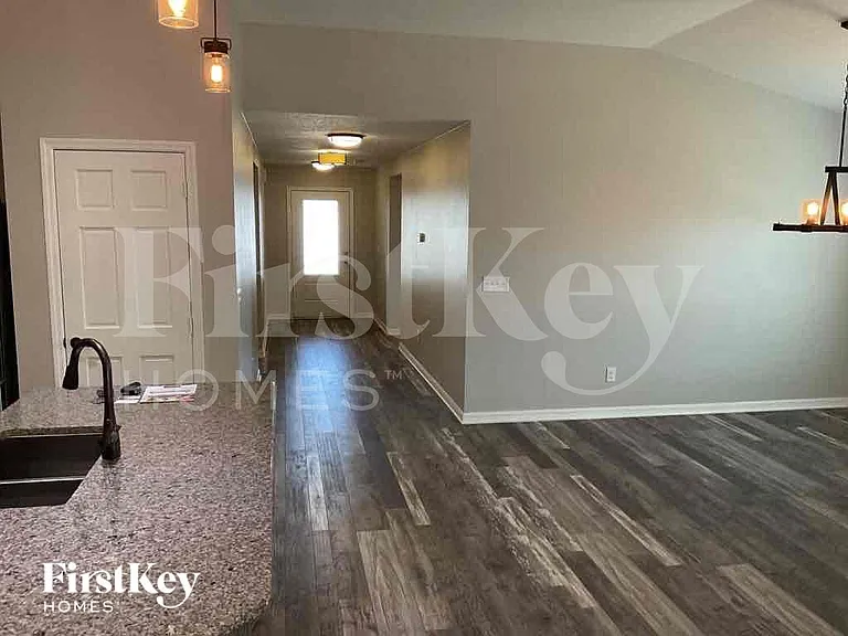 121 Alexandria Cir — Photo 7