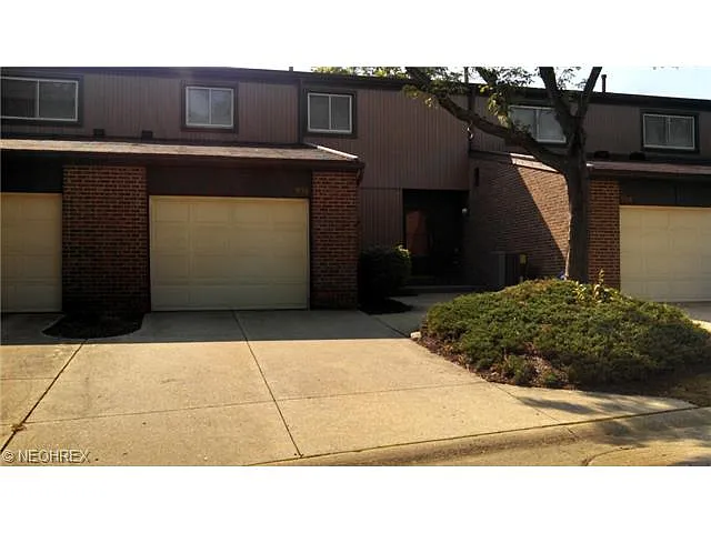 916 Quarry Dr photo 1