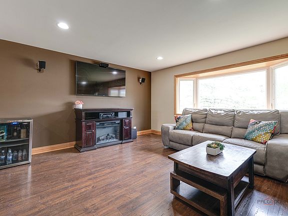 3rd image of 422 S Thornwood Dr
