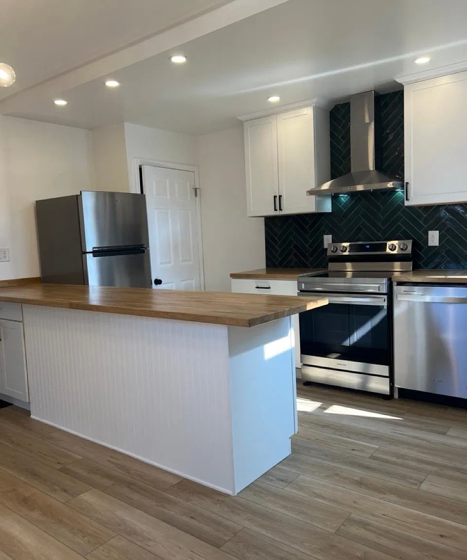 15 Whitethorne Ave — Photo 3
