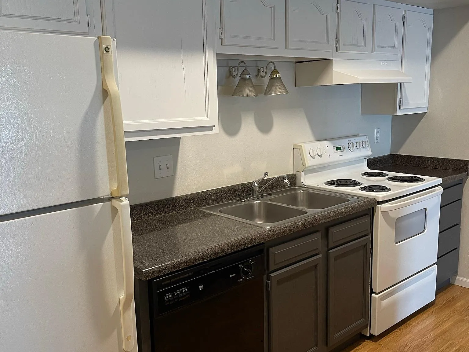 5 bed, 1410 sqft, $2,847 — Photo 2