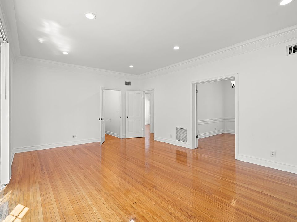 LARGE MAIN ROOM