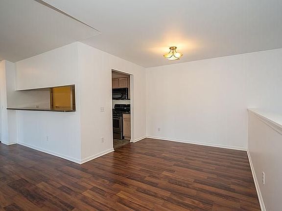 4th image of 615 Addington Ln