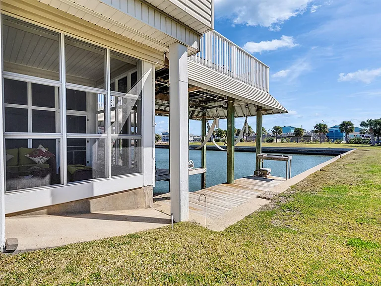 16627 Bayfront Dr — Photo 4